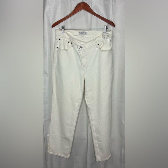 Abercrombie & Fitch Denim - NWT Abercrombie & Fitch White The 90’s Straight
Ultra High Rise Jeans 31/12S